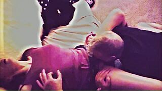 Ο φίλος του άντρα μου τρώει την πούτσα μου σε καυτή συλλογή! 🔥