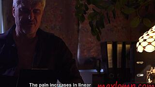 Személyes MILF elviseli az intenzív ostorozást a hátán kinky szeánszban