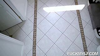 زوج مشغول يتجاهل زوجته ليلي لوف، تركب آخر في علاقة سرية