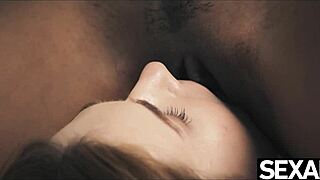 Lésbicas Safadas Ebony e Morena Provocam Mamilos de Perto Antes de Lambem Boceta