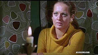 كاثرين هيبرل عارية الصدر في مشهد دي ستيوارديسن 1971