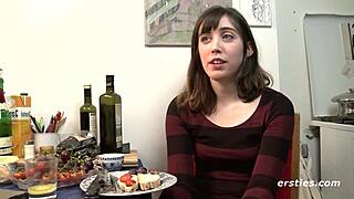 Fiona z Ersties si hraje se svou hračkou sama