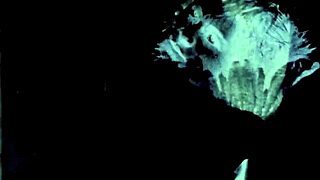 أم زوجة قديمة تقدم هدية عيد ميلاد شعرية