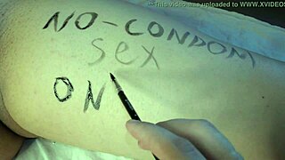 Maris cu sâni mari acoperiți de scrisori murdare în rolplay intens