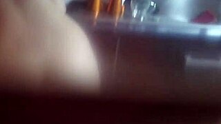 隐藏摄像头拍到后妈深夜厨房看视频