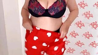 MILF Mariaold dělá striptýz a třese obřími prsy