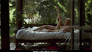 Roughfamily com: matrigna Kit Mercer prende il comando del suo ragazzo civettuolo in incontro selvaggio in giardino.