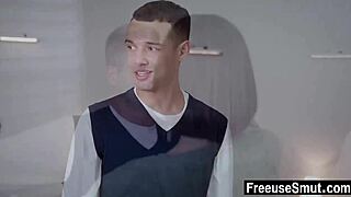 Pojďte, chlapci, gangbangujme tuhle horkou milf společně!