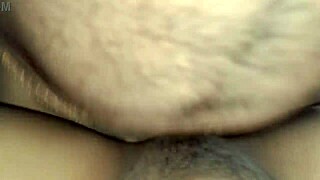 देसी हॉट वाइफ चूत को उंगलियों से ओरगाज्म तक पहुंचाती है!