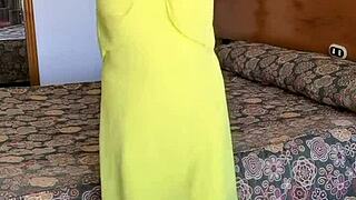 Mariaold razkazuje ogromne joške v spodnjem perilu, razkrije obrijano pičko in ritko