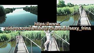 裸体熟女漫步裸体海滩