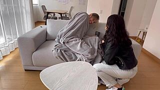 Nevlastnej sestre sa vylieči chrípka sexom na nevlastnej mamine novej pohovke.