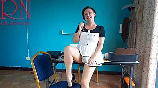 Sekretärin nackt auf Büro-Überwachungskamera hinter der Bühne erwischt