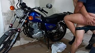 Ongelooflijk! Latina MILF verleidt monteur voor hete anale actie!