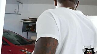 Alura Jenson profi módon kezeli Rome Major hatalmas farkát!