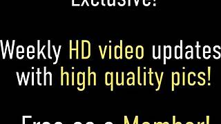 Charlee Chase fierbinte o instruiește îndrăzneață pe Vicky Vixxx în tehnici intense de footjob cu milf-uri blonde și brunete