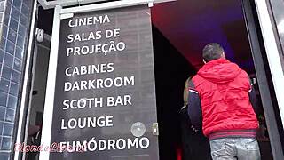 Trailer van mijn eerste gangbang op bioscoopfeestje