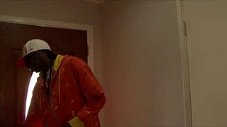 ולווט צורחת כשהזין שלו מכה ברגליים הפתוחות שלה!