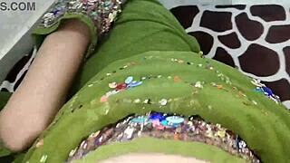 Madrasta Indiana Seduz Enteado Para Ação Quente na Cozinha