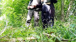 Wow! Cizinec dráždí moje bradavky, zatímco ho dojím venku!