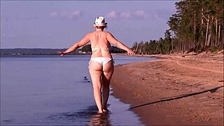 Ta en titt på denne saftige milfens store rumpe i bikini.