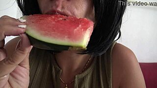 Hei, mau cicipi memek juicy-ku bareng?