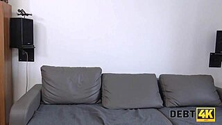 Heldig mand nyder uforglemmelig sex med gældsplaget hottie