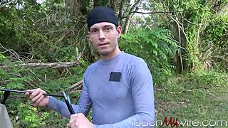 妻子在帐篷里操野营邻居，老公就在旁边看着