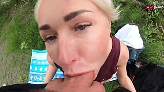 וואו! בלונדינית חמה מוצצת זין בטבע הציבורי!