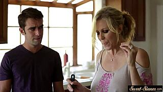 Stepmom Uimitoare Deschide Larg pentru Fiul Vitreg într-o Întâlnire Îndrăzneață