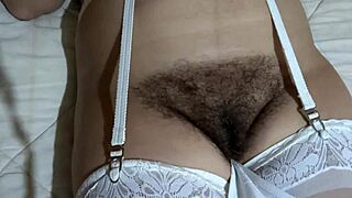 继母大声呻吟看着继子自慰毛茸茸阴户