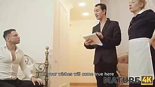 Cameriera Mature Catturata in Momento Bollente in Hotel con uno Spettatore