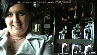 英国BBW在公共酒吧公开自慰