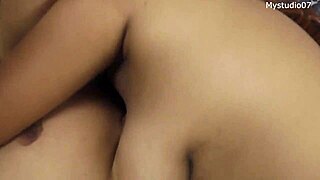 Desi-äitipuolien villi kolmen hengen seksi poikaystävien kanssa hardcore-toimintaa