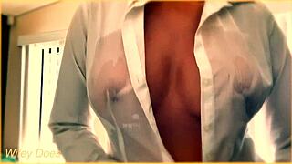 MILF în scenă fierbinte de birou cu cămașă udă transparentă și sâni mari