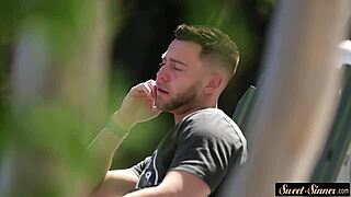 فتاة أنيقة منحنية تُنيك من الخلف في المطبخ