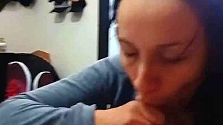 Азиатская соседка после душа делает минет, ведущий к интенсивному оргазму