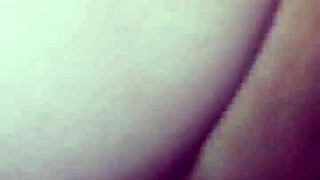 Kypsä mummo imee intensiivisesti kaiken mehun kukosta