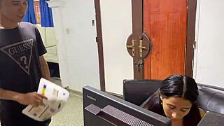 मेरे प्रोफेसर फेलिंग ग्रेड्स की हेल्प के लिए सेक्स डिमांड करते हैं, अब क्या?