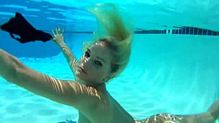 嘿，Liz Ashley，现在想在泳池边脱光吗？