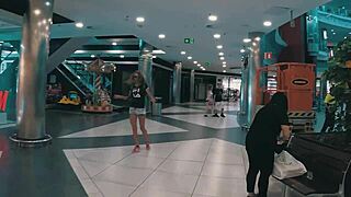 Sasha Bikeyeva dă blowjob real casual în cabina de probă! Acțiune ejaculare pe față!