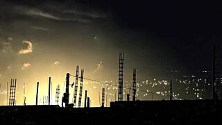 Perverser Kerl fesselt und ölt die sexy Asiatin Maxine X