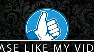 Storbröstad mogen dam Sonia blottar sina tuttar i offentlig bilscen