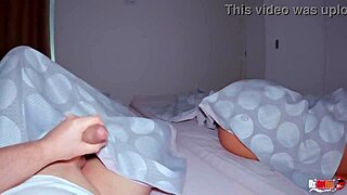 Θετή μαμά και θετός γιος έγιναν cozy στο ξενοδοχείο, ο καταπληκτικός κώλος της τον τρέλανε, οδηγώντας σε ακατάστατο φινίρισμα μέσα