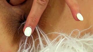 แม่บ้านอังกฤษเลียเสียวตัวเองด้วยไดลโดบนพื้นในเซสชั่นดุเดือด