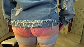 Hai mai visto un grande strapon dominare una MILF matura?