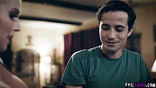 क्रिस्टी स्टीवंस सौतेले बेटे और दोस्त के साथ वाइल्ड फैमिली थ्रीसम में शामिल