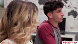 MILF učitelka s velkýma prsama touží po divoké trojce s dychtivým teenem 18+