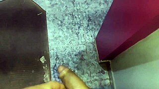 Boynuzlu amatör üvey anneyi soyunurken gözetliyor ve döl istiyor!