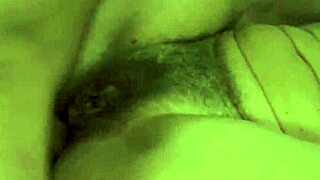 Красивая бабушка наслаждается крупным планом с молодыми 18+ парнями